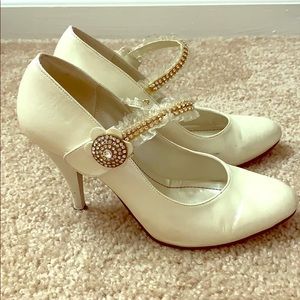 Heel shoes for women